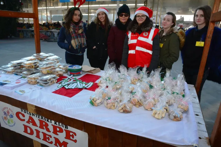 Predivna gesta: učenice Gimnazije prodajom kolača skupljaju novac za maturalac za učenika iz razreda