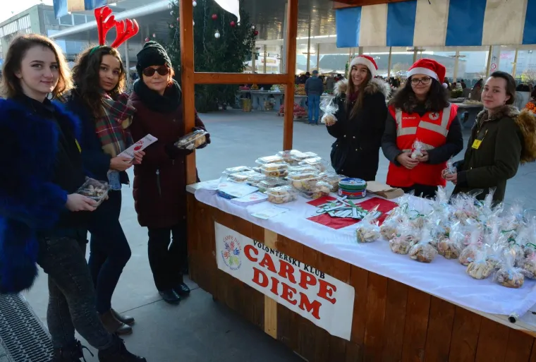 Predivna gesta: učenice Gimnazije prodajom kolača skupljaju novac za maturalac za učenika iz razreda