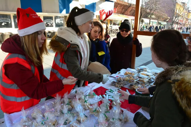 Predivna gesta: učenice Gimnazije prodajom kolača skupljaju novac za maturalac za učenika iz razreda