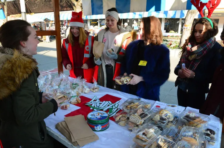 Predivna gesta: učenice Gimnazije prodajom kolača skupljaju novac za maturalac za učenika iz razreda