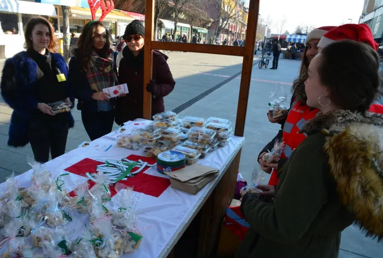 Predivna gesta: učenice Gimnazije prodajom kolača skupljaju novac za maturalac za učenika iz razreda