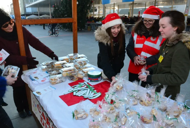 Predivna gesta: učenice Gimnazije prodajom kolača skupljaju novac za maturalac za učenika iz razreda