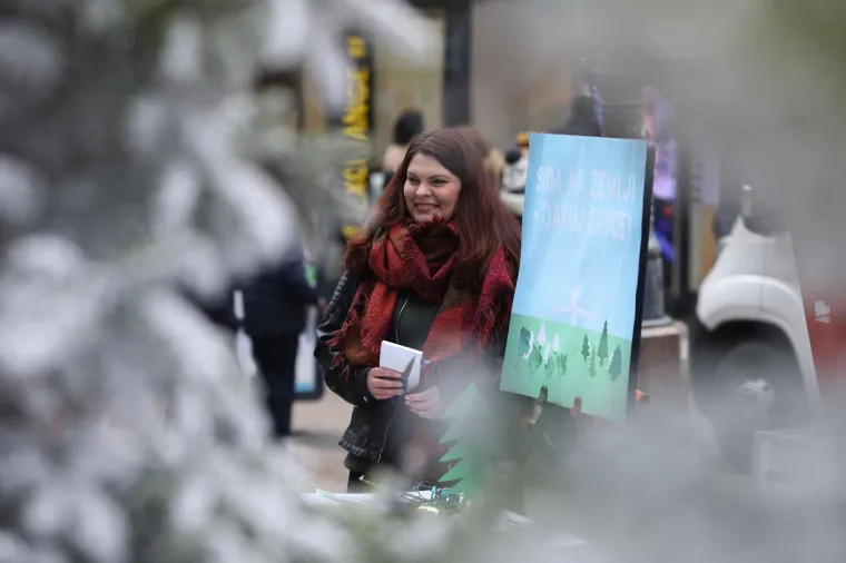 Zelena akcija u Zagrebu organizirala prikupljanje donacije za kampanju Svim' na Zemlji, daruj drvce!