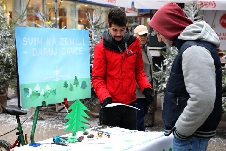 Zelena akcija u Zagrebu organizirala prikupljanje donacije za kampanju Svim' na Zemlji, daruj drvce!