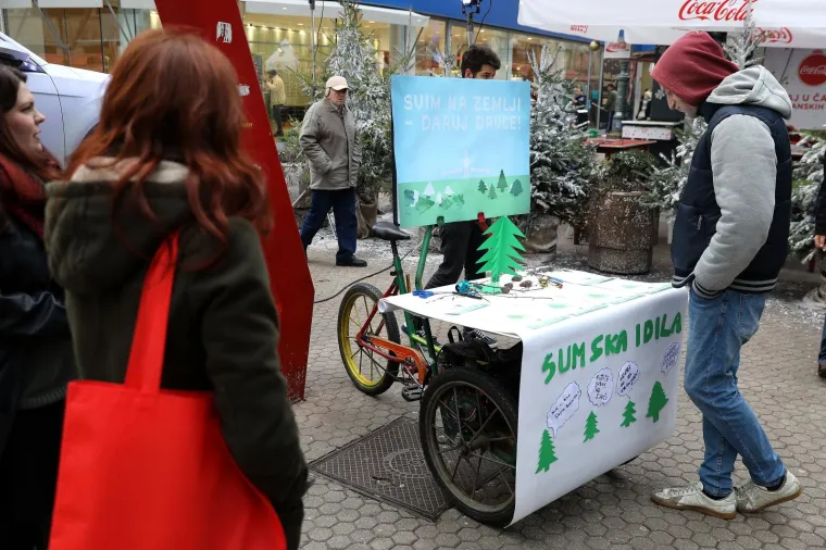 Zelena akcija u Zagrebu organizirala prikupljanje donacije za kampanju Svim' na Zemlji, daruj drvce!