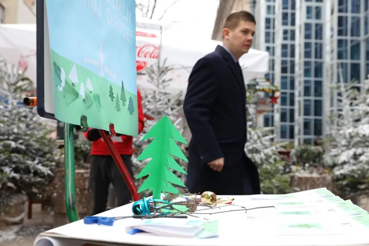 Zelena akcija u Zagrebu organizirala prikupljanje donacije za kampanju Svim' na Zemlji, daruj drvce!