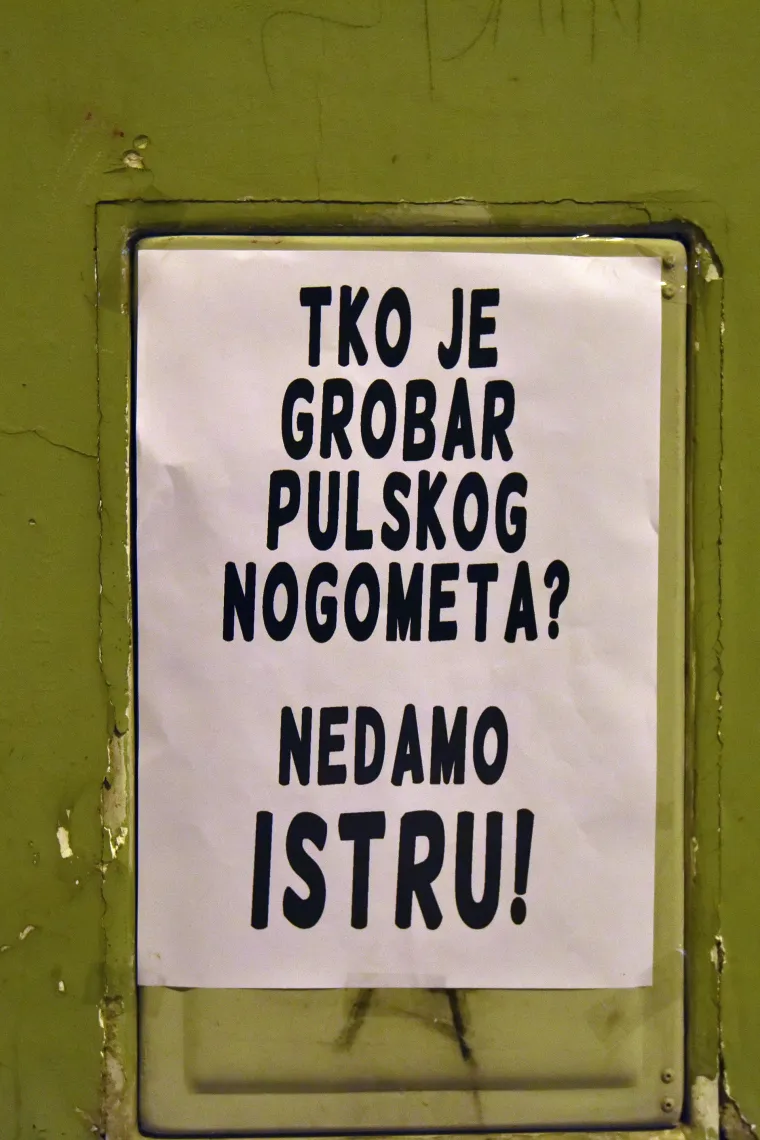 Rano jutros u užem centru grada osvanuli plakati s porukama: 'IDS grobari pulskog sporta'