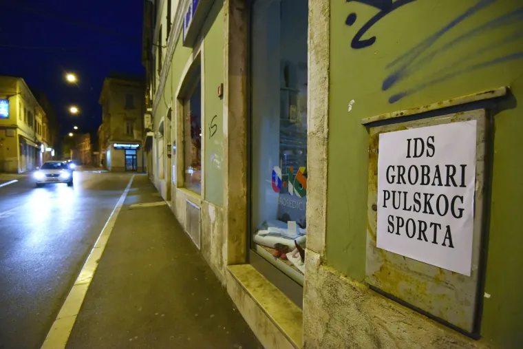 Rano jutros u užem centru grada osvanuli plakati s porukama: 'IDS grobari pulskog sporta'