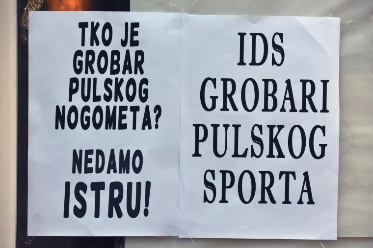 Rano jutros u užem centru grada osvanuli plakati s porukama: 'IDS grobari pulskog sporta'