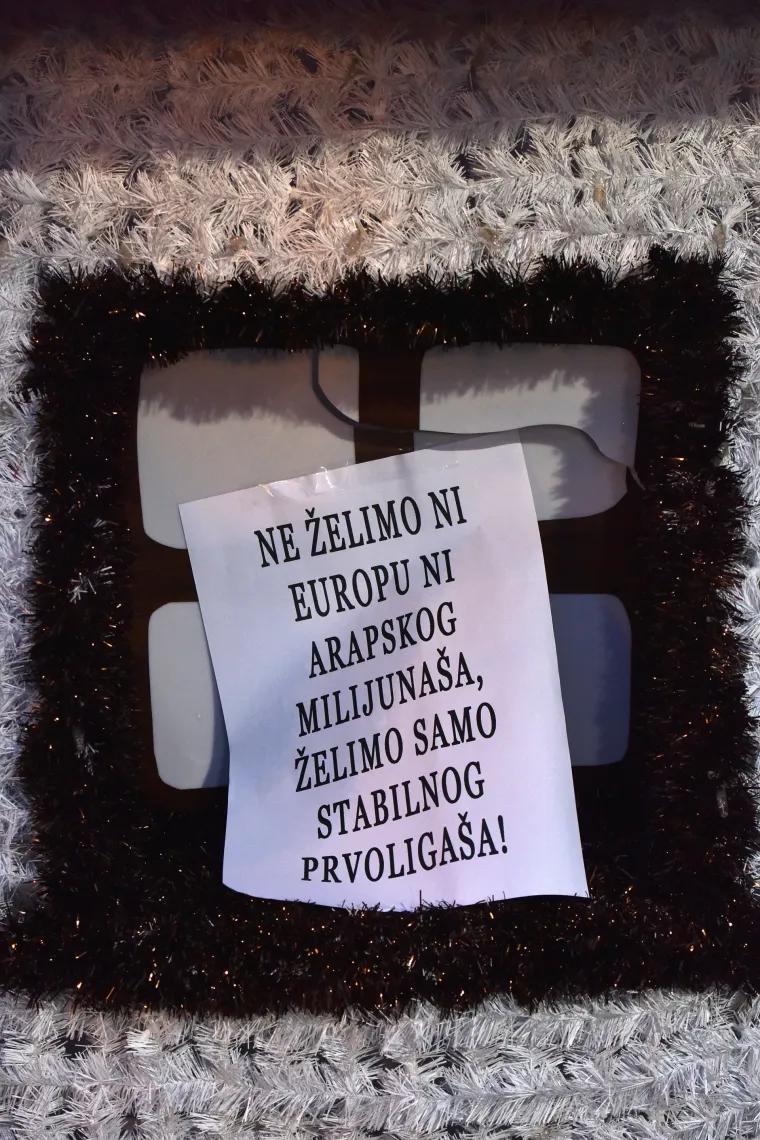 Rano jutros u užem centru grada osvanuli plakati s porukama: 'IDS grobari pulskog sporta'