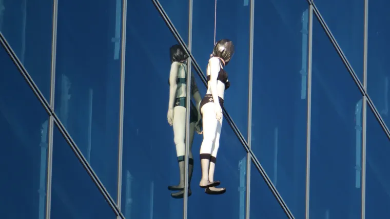 Bizaran prizor: Splićane neugodno iznenadila lutka koju je netko objesio na hotel Marjan