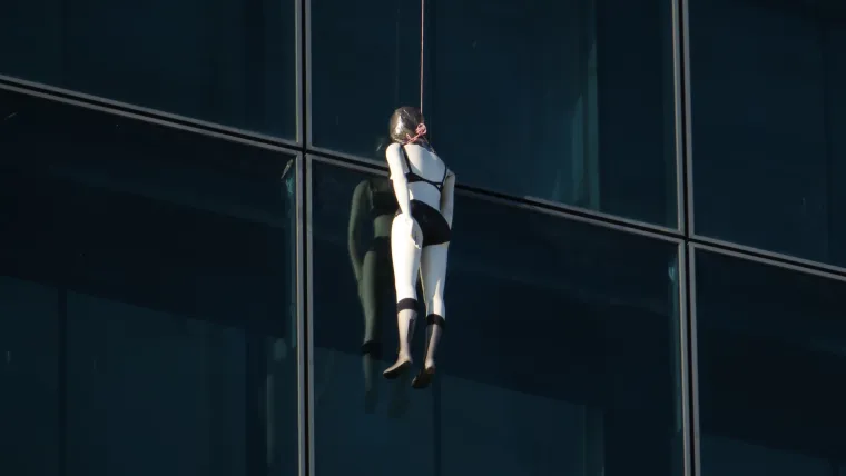 Bizaran prizor: Splićane neugodno iznenadila lutka koju je netko objesio na hotel Marjan