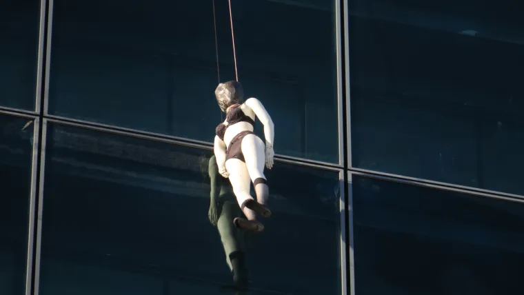 Bizaran prizor: Splićane neugodno iznenadila lutka koju je netko objesio na hotel Marjan