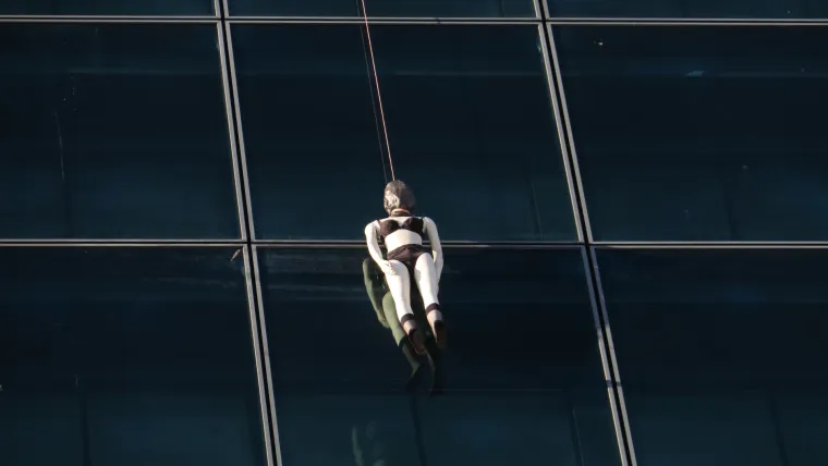 Bizaran prizor: Splićane neugodno iznenadila lutka koju je netko objesio na hotel Marjan