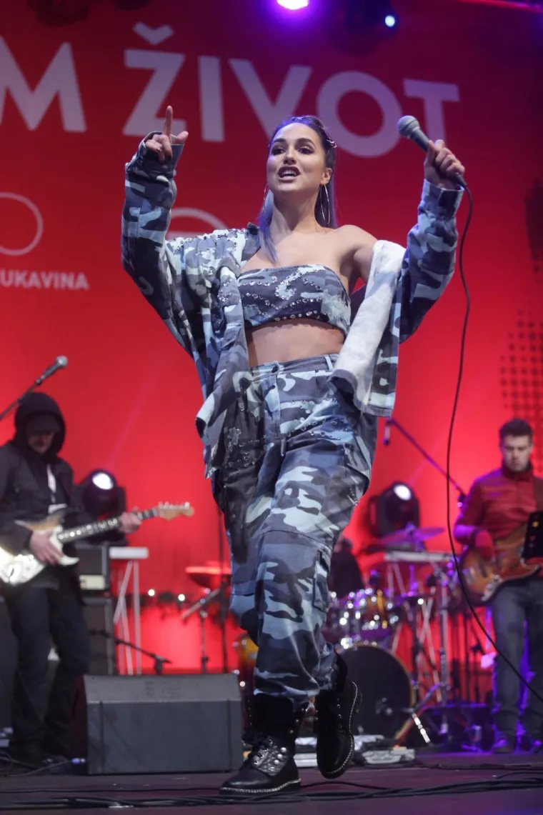 Koncert 'Želim život' Zaklade Ana Rukavina prikupio je milijun i 250 tisuća kuna. 
Neke od najvećih glazbenih zvijezda zabavljale su publiku na glavnom zagrebačkom trgu na 'debelom minusu'. Svi su nastupali zakopčani do grla, no Lani Jurčević niske temperature nisu spriječile da pokaže isklesane trbu&scaron;njake. 
 Photo: Luka Stanzl/PIXSELL