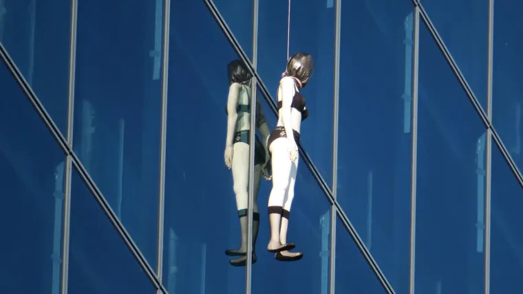 Lutka u crnom donjem rublju obješena na pročelju hotela Marjan u Splitu