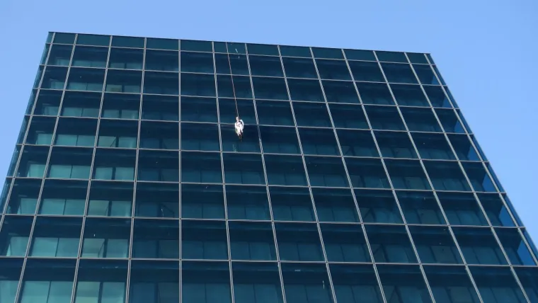 BIZARNO: S pročelja hotela Marjan visi obje&scaron;ena lutka u crnom donjem rublju