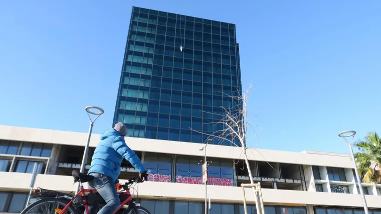 BIZARNO: S pročelja hotela Marjan visi obješena lutka u crnom donjem rublju