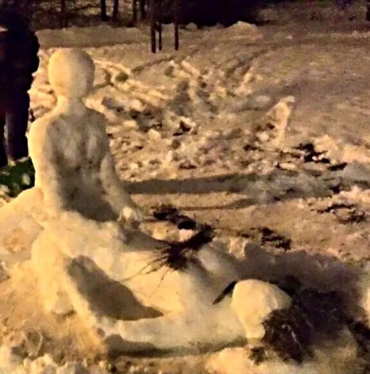 Već četiri godine nepoznati 'snježni umjetnik' terorizira njemački Radeberg sa seksi snjegovićima. Lascivne uratke nače&scaron;će radi preko noći, na parkirali&scaron;tima u parkovima i ostalim javnim mjestima kako bi svi mogli uživati u njegovim djelima.