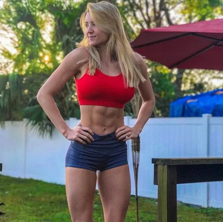 JAKO SEKSI POTPORA: Uz takav dekolte jednostavno trebate i trbu&scaron;njake koji ga nose