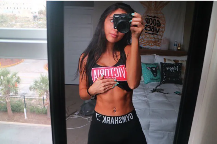 JAKO SEKSI POTPORA: Uz takav dekolte jednostavno trebate i trbu&scaron;njake koji ga nose