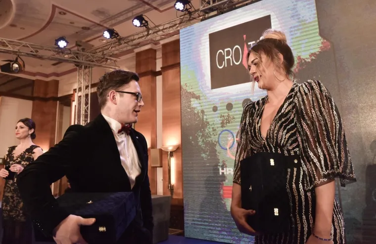 SANDRA PERKOVIĆ MAMILA UZDAHE DEKOLTEOM: Svi su gledali samo u njenu haljinu na progla&scaron;enju sporta&scaron;a godine