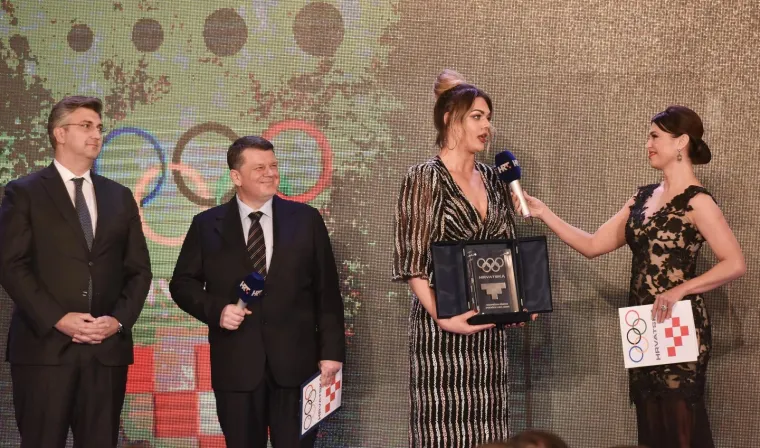 SANDRA PERKOVIĆ MAMILA UZDAHE DEKOLTEOM: Svi su gledali samo u njenu haljinu na progla&scaron;enju sporta&scaron;a godine