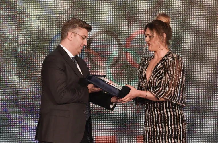 SANDRA PERKOVIĆ MAMILA UZDAHE DEKOLTEOM: Svi su gledali samo u njenu haljinu na progla&scaron;enju sporta&scaron;a godine