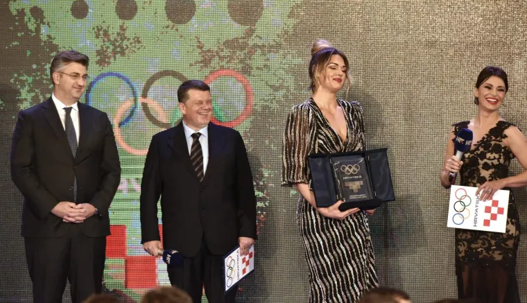 SANDRA PERKOVIĆ MAMILA UZDAHE DEKOLTEOM: Svi su gledali samo u njenu haljinu na progla&scaron;enju sporta&scaron;a godine