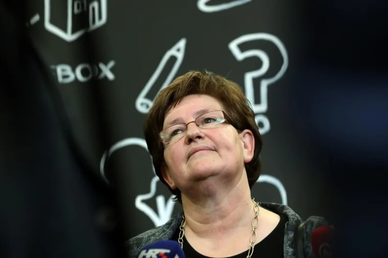 Izvanredna uprava Agrokora sastala se danas s nedavno osnovanom Udrugom dobavljača Agrokora, a nakon sastanka, prilično oštru izjavu dala je Marica Vidaković, prokuristica Kraša, koja je pred novinarima, u znak protesta, poderala nacrt nagodbe.