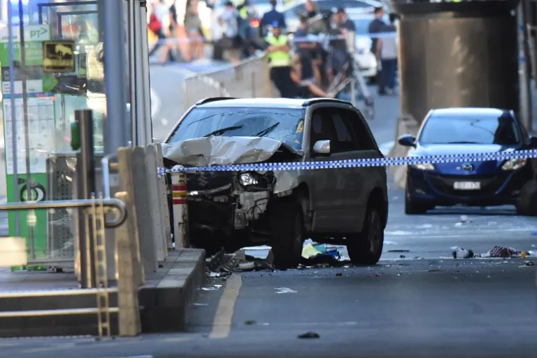 Auto se zabio u gomilu u drugom najvećem gradu Australije, te je najmanje 12 ljudi ozlijeđeno, od kojih neki i ozbiljno