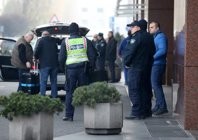 Policijsko osiguranje ispred hotela Sheraton gdje se održava skup&scaron;tina HNS-a