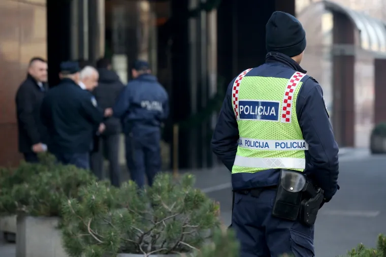 Policijsko osiguranje ispred hotela Sheraton gdje se održava skup&scaron;tina HNS-a