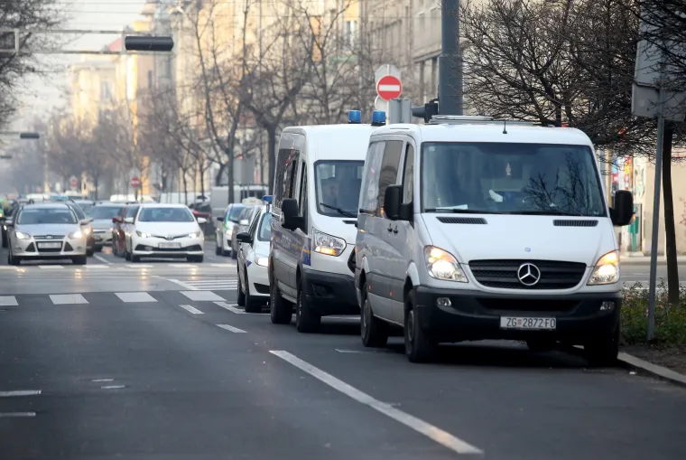 Policijsko osiguranje ispred hotela Sheraton gdje se održava skup&scaron;tina HNS-a