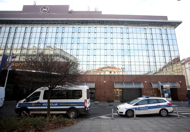 Policijsko osiguranje ispred hotela Sheraton gdje se održava skup&scaron;tina HNS-a