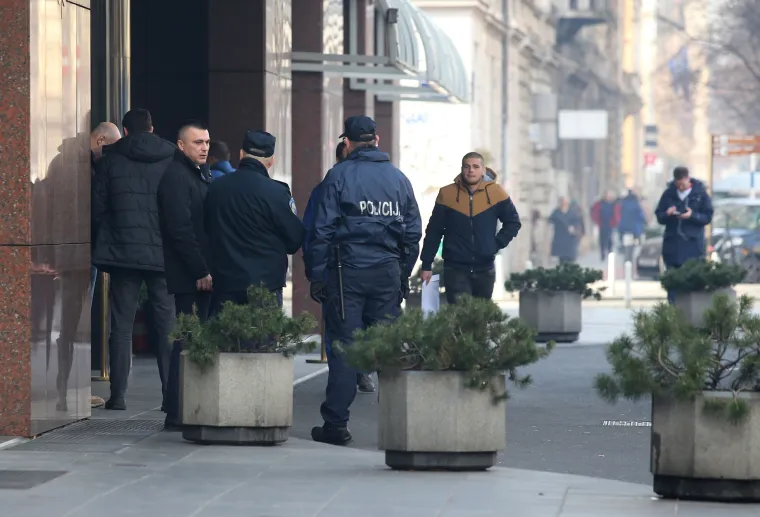 Policijsko osiguranje ispred hotela Sheraton gdje se održava skup&scaron;tina HNS-a