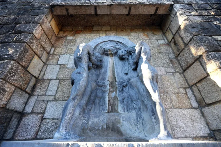 Nepoznati vandali o&scaron;tetili spomenik Ivana Me&scaron;trovića Vrelo života