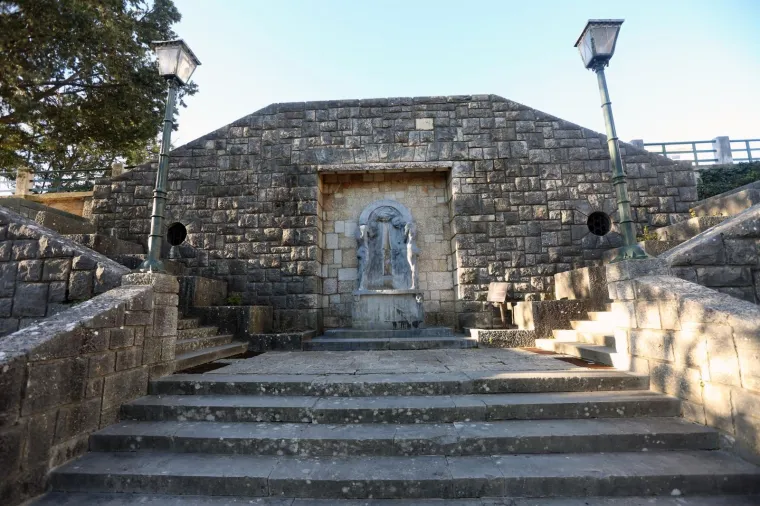 Nepoznati vandali o&scaron;tetili spomenik Ivana Me&scaron;trovića Vrelo života