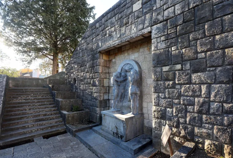 Nepoznati vandali o&scaron;tetili spomenik Ivana Me&scaron;trovića Vrelo života