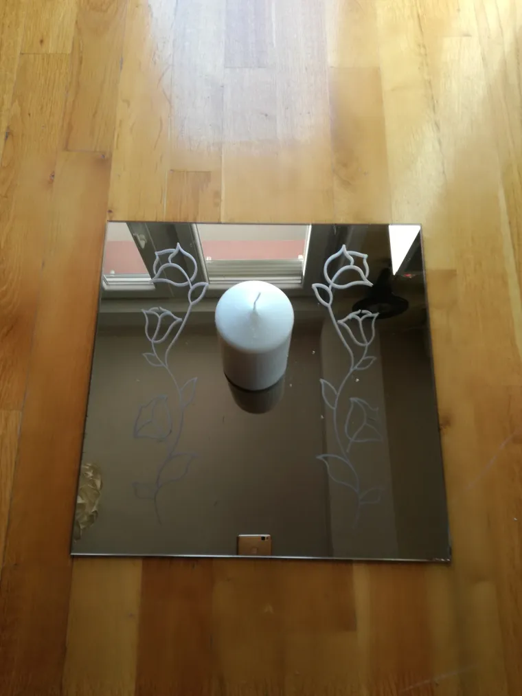 "&Scaron;paroga, poznata gurmanska namirnica, ne mora simbolizirai samo proljeće. U ovim zimskim danima njezine iglice ukrasit će va&scaron; blagdanski stol. Imate li sreće da živite u Primorju, naći ćete ih u izobilju.  Uberite par izdanaka &scaron;parožnica, toplo preporučuje smatrije biljke jer im je stabljika tamno zelene boje, a iglice su čvr&scaron;će. Zamotajte ih u vijenac, u sredini ostavite mjesta za svijeću. Možete ih ukrasiti i lampicama. Praktično je koristiti one na baterije kako biste vijenčić mogli premije&scaron;tati. Dojam je nevjerojatan. Jednostavnost biljke, bjelina umjetnog snijega i decentnost lampica bit će savr&scaron;en ukras za blagdanski stol", poručuje Emina Herceg, autorica blagdanskog vjenčića od &scaron;paroga.