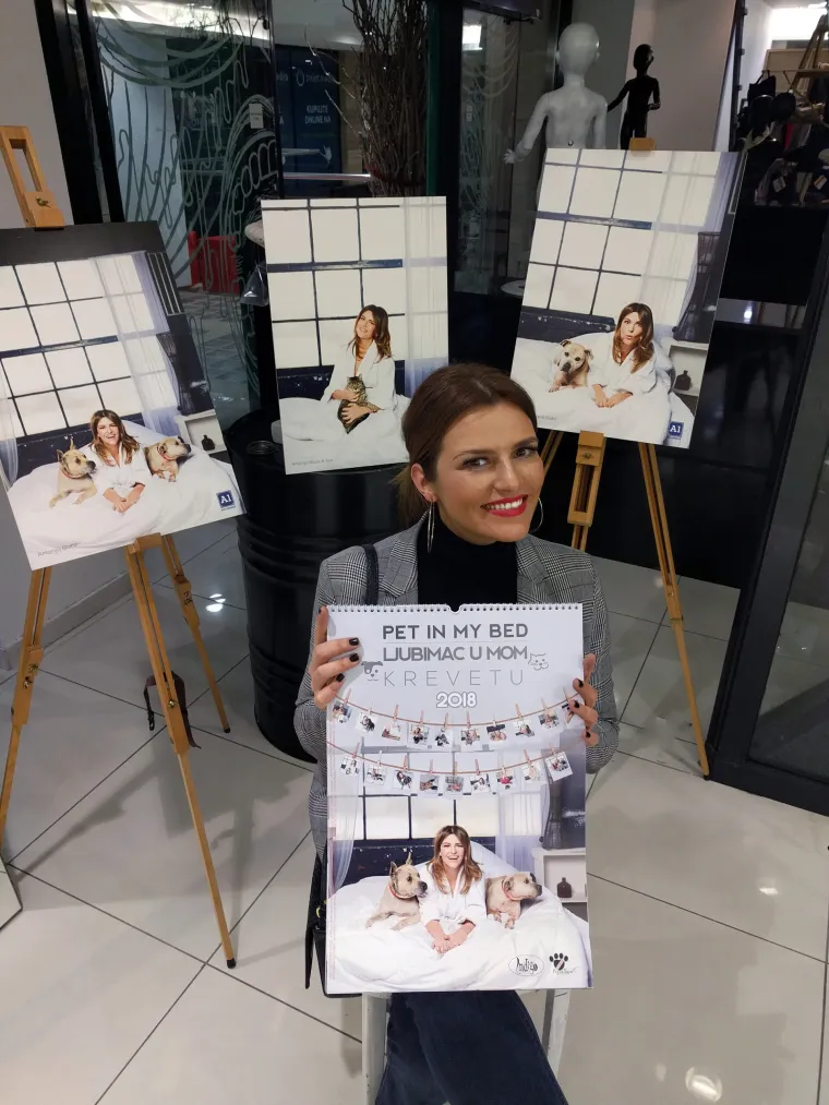 Poznati se uvukli u krevet i pozirali s psima i macama u projektu za pomoć napu&scaron;tenim ljubimcima