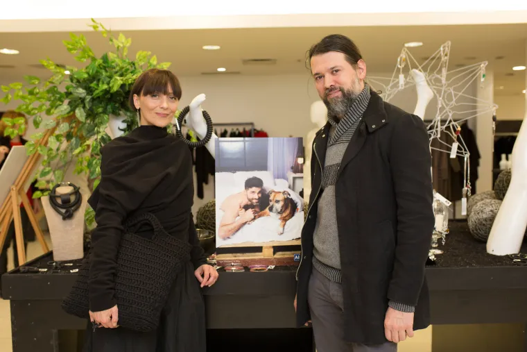 Poznati se uvukli u krevet i pozirali s psima i macama u projektu za pomoć napu&scaron;tenim ljubimcima