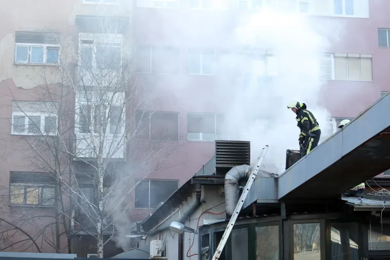 Požar na dimnjaku zimske terase pivnice Zlatni medo u Savskoj ulici