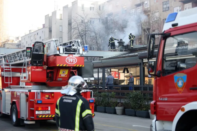 Požar na dimnjaku zimske terase pivnice Zlatni medo u Savskoj ulici