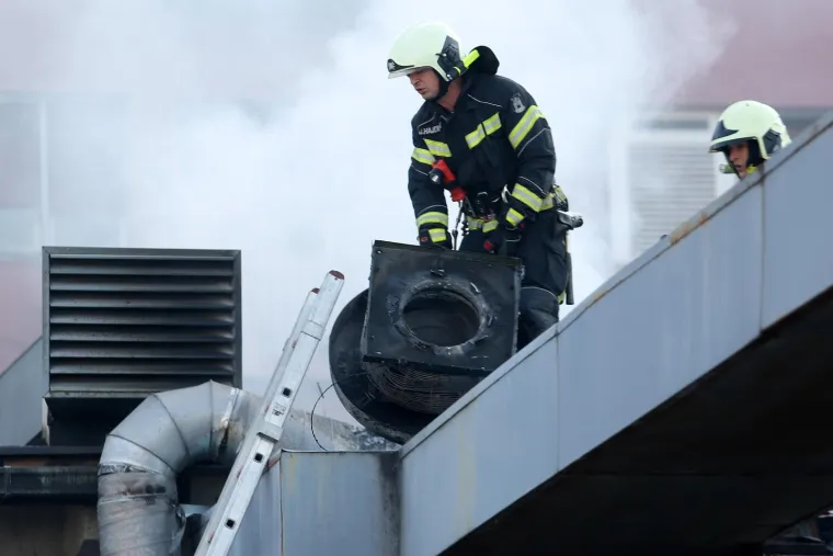 Požar na dimnjaku zimske terase pivnice Zlatni medo u Savskoj ulici