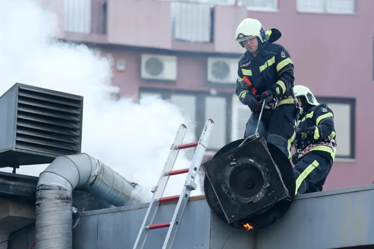 Požar na dimnjaku zimske terase pivnice Zlatni medo u Savskoj ulici