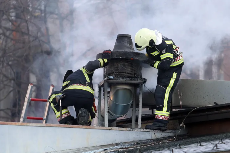 Požar na dimnjaku zimske terase pivnice Zlatni medo u Savskoj ulici