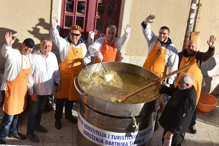 CEH UGOSTITELJA U ŠIBENIKU: Građanima i građankama podjeljeno više od 1000 porcija bakalara