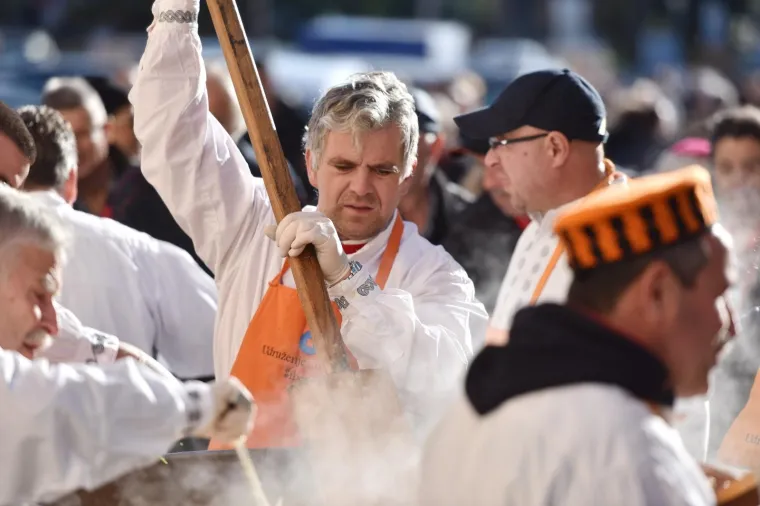 CEH UGOSTITELJA U ŠIBENIKU: Građanima i građankama podjeljeno više od 1000 porcija bakalara