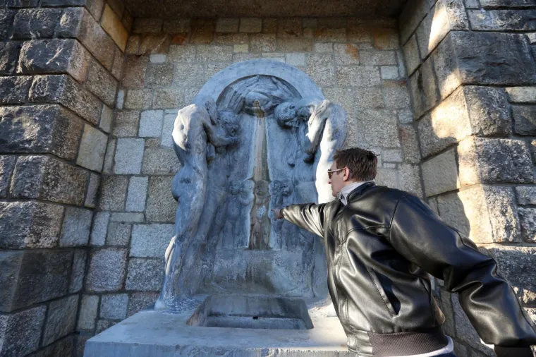 VANDALIZAM U DRNI&Scaron;U: O&scaron;tećeno Vrelo života, spomenik Ivana Me&scaron;trovića